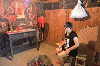 邱巧媚經(jīng)常一個人坐在屋里發(fā)呆。本版圖片京華時報記者 韓林君 攝