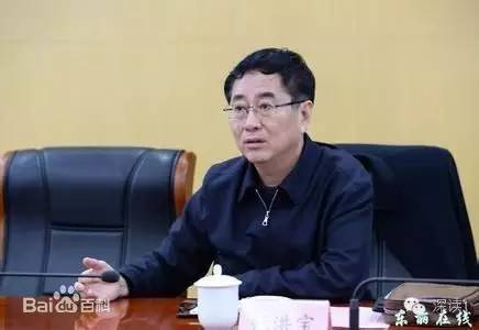 通報指出，張洪寶眼看著幾年前還不知名的個體老板搖身一變成為大企業(yè)家，心里既艷羨又發(fā)酸，滋生了“我為他們贏得了好的發(fā)展機遇，收些款物就權當是對我這些年辛勤工作的一種補償”的念頭。于是他開始熱衷于與身邊的企業(yè)老板拉拉扯扯、勾肩搭背，剛開始只是幾頓飯、幾張卡，日積月累，越陷越深，不給錢不辦事，給了錢才辦事，在東麗人稱