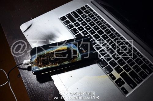 根據(jù)圖片來看，蘋果MacBook Pro筆記本觸控面板左邊部分被熏黑，而且該網(wǎng)友也提供了充電設(shè)備，就是三星Note 7原裝充電器。