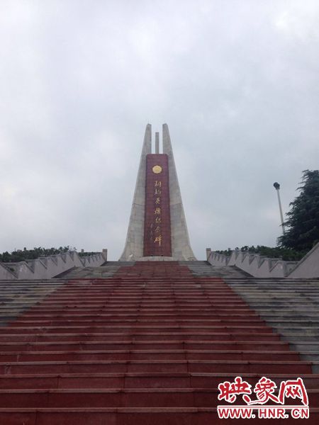 桐柏是革命老區(qū)，英雄紀(jì)念碑位于南端翠屏山上。