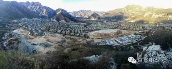 河北淶水“青青小鎮(zhèn)”1-6期全景圖，上百棟別墅組成的別墅群依山而建。部分山體被炸平，準(zhǔn)備建起聯(lián)排雙拼別墅。    新京報(bào)記者 大路 攝
