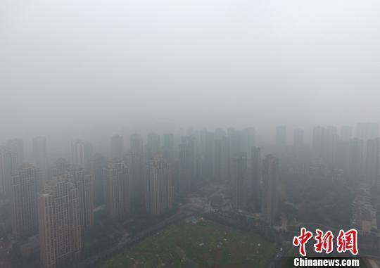  1月5日，重慶主城上空一片灰蒙蒙。