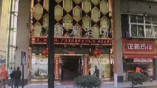張阿姨說(shuō)，附近柜臺(tái)一名工作人員，說(shuō)什么也不讓她在這塊走廊哄孫女，幾句不和，雙方吵了起來(lái)。