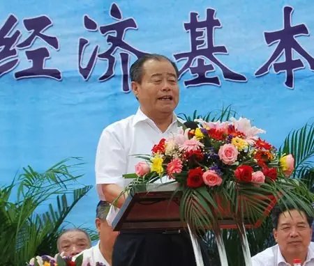 信發(fā)集團發(fā)展成為一家集發(fā)電、供熱、氧化鋁、電解鋁、碳素、燒堿、聚氯乙烯、電石、鋁深加工等產(chǎn)業(yè)于一體的現(xiàn)代化大型企業(yè)集團，位于山東聊城茌平縣。2016年10月，信發(fā)集團董事局主席張學信在接受山東商報采訪時表示，44年企業(yè)沒有一名員工離職。
