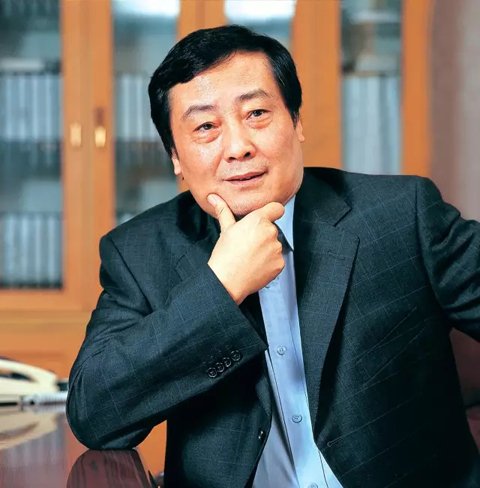 靠一瓶一瓶賣水發(fā)家的娃哈哈董事長宗慶后曾接受《環(huán)球時報》采訪表示，企業(yè)家社會責任除了體現(xiàn)在為社會創(chuàng)造財富，解決更多就業(yè)，以及增加稅收貢獻，再者就是要把員工照顧好，讓員工在企業(yè)發(fā)展，收入生活水平提高。