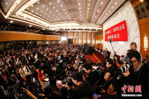 資料圖：2016年3月2日，全國政協(xié)十二屆四次會(huì)議新聞發(fā)布會(huì)在北京人民大會(huì)堂舉行，大會(huì)新聞發(fā)言人王國慶回答記者提問。 中新社記者 杜洋 攝