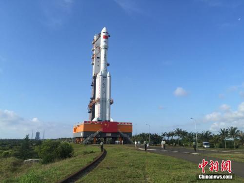 4月17日7時(shí)30分，承載著長征七號(hào)遙二運(yùn)載火箭與天舟一號(hào)貨運(yùn)飛船組合體的活動(dòng)發(fā)射平臺(tái)，垂直轉(zhuǎn)運(yùn)至發(fā)射區(qū)，標(biāo)志著“天舟一號(hào)”飛行任務(wù)正式進(jìn)入發(fā)射階段。閆寧 攝