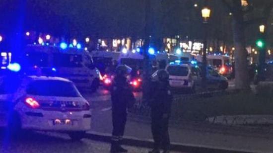 據(jù)英國廣播公司（BBC）消息，巴黎警方稱，巴黎中部發(fā)生槍擊事件，一名警察死亡，另一名受傷。