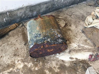 村民參與治理滲坑時(shí)使用過的鐵桶，已經(jīng)被嚴(yán)重腐蝕。