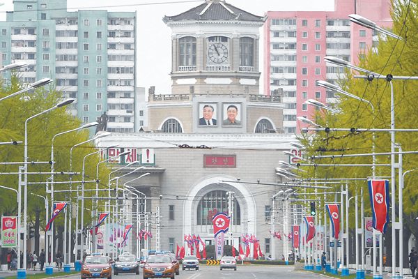 4月25日是朝鮮人民軍建軍85周年紀(jì)念日。圖為24日的平壤街頭。
