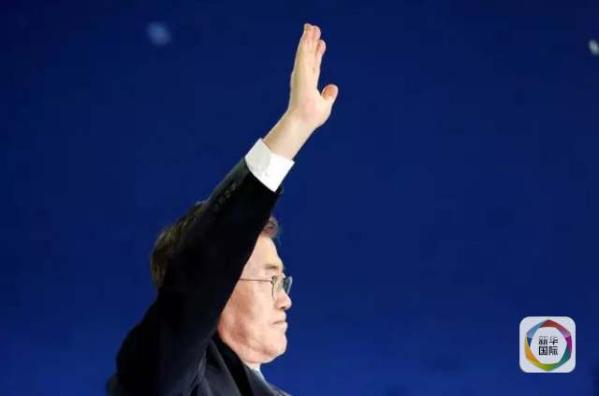 目前民調(diào)領(lǐng)先的共同民主黨候選人文在寅方面當(dāng)天上午表示，強(qiáng)行在星州部署“薩德”的做法“無視國民意愿和程序”，實(shí)際上切斷了下屆政府針對“薩德”相關(guān)政策的判斷余地。