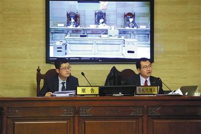 “小黃車”的商標(biāo)所有人“數(shù)人公司”代理律師稱，“ofo小黃車”侵犯了“小黃車”的注冊商標(biāo)。