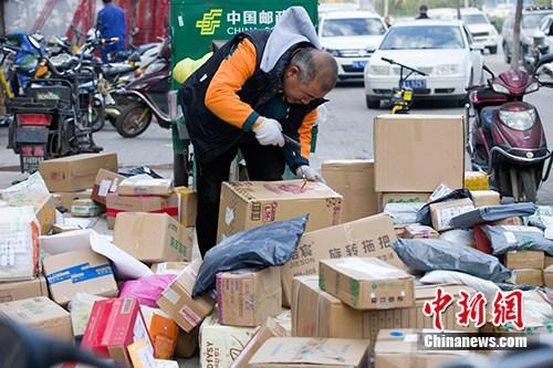 資料圖：11月2日，山西太原，物流工作人員正在分揀快遞。中新社記者 張云 攝