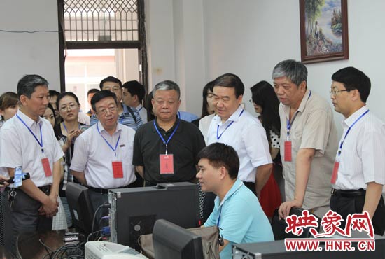 在評卷質(zhì)檢組,工作人員介紹說,今年有四級質(zhì)檢(即小組質(zhì)檢、題組質(zhì)檢、學科質(zhì)檢、省質(zhì)檢),確保嚴把質(zhì)量