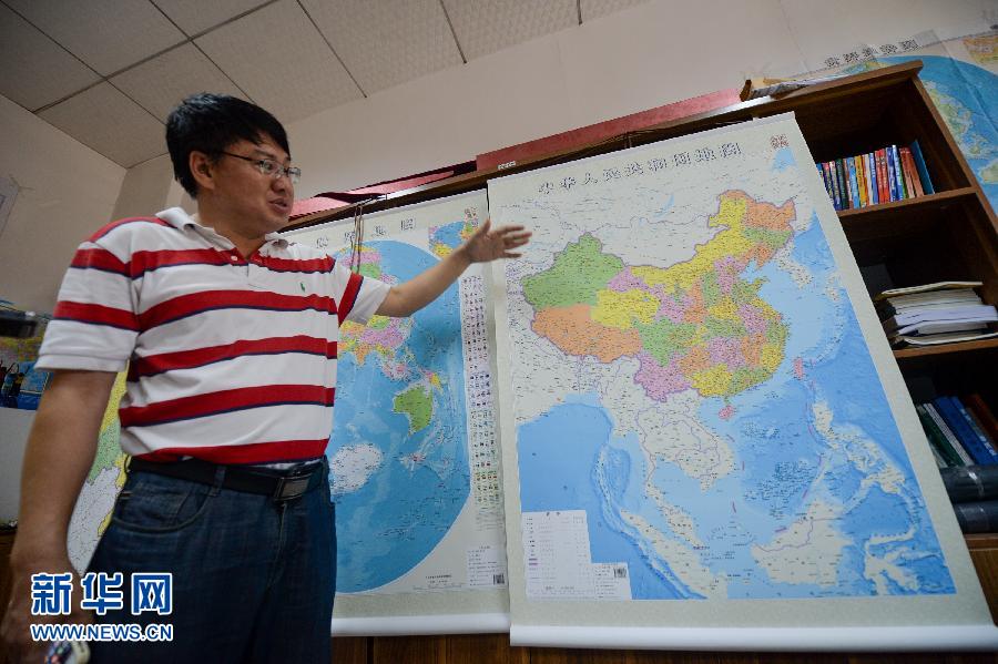 6月23日，湖南地圖出版社總編輯雷宜遜在介紹豎版《中華人民共和國地圖》。