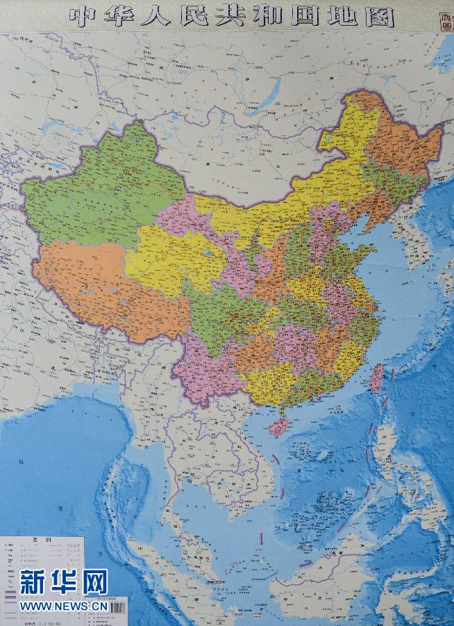 這是6月23日拍攝的豎版《中華人民共和國地圖》。