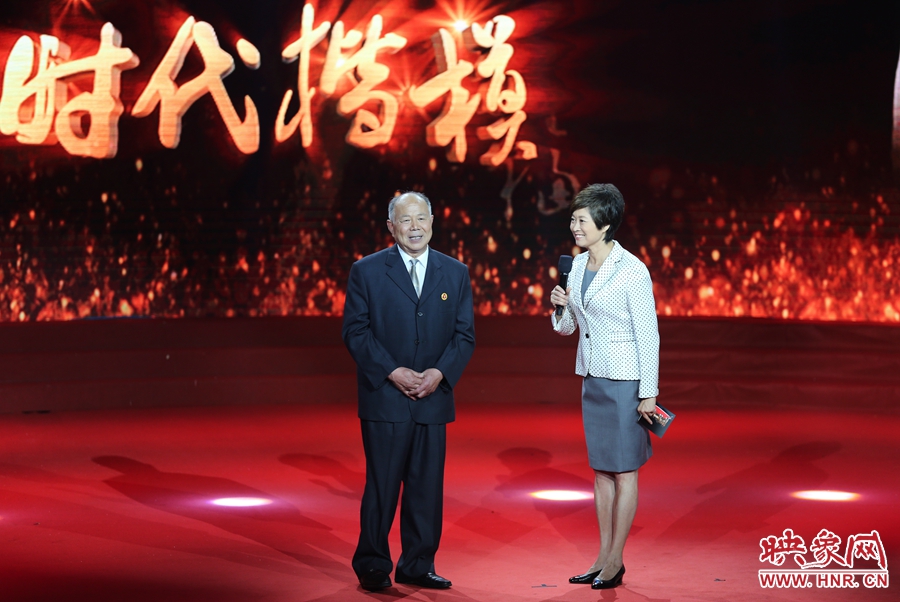 河南鄧州“編外雷鋒團(tuán)”團(tuán)長，在“時(shí)代楷?！卑l(fā)布廳接受敬一丹訪問。