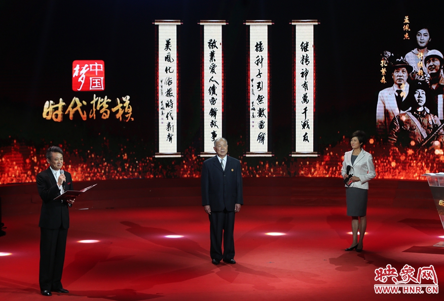 朗誦者現(xiàn)場朗誦贊河南鄧州“編外雷鋒團(tuán)”的楹聯(lián)。