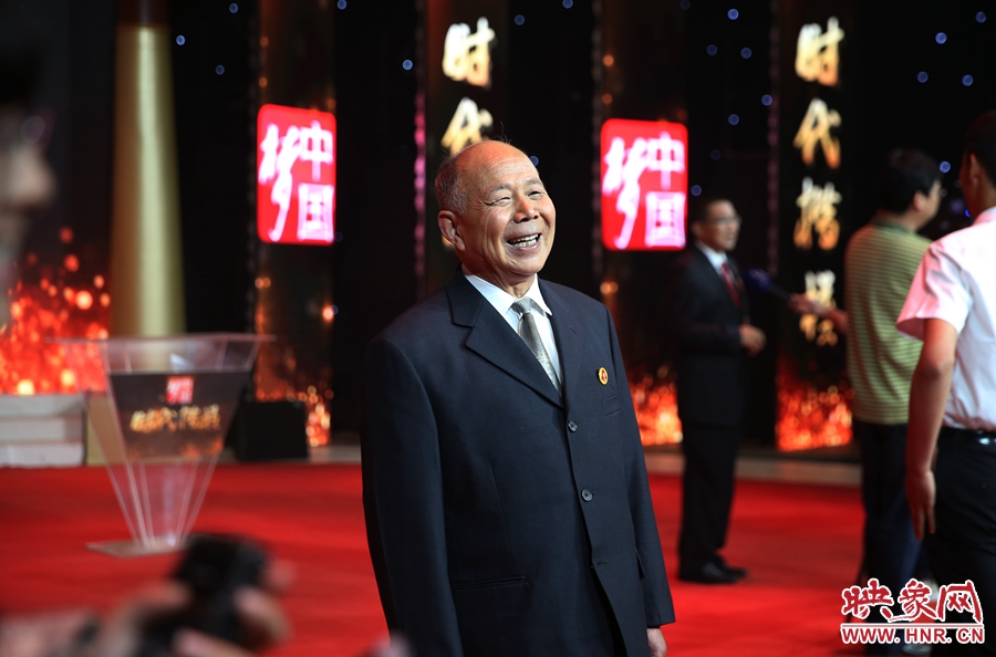 河南鄧州“編外雷鋒團(tuán)”被中宣部授予“時(shí)代楷模”榮譽(yù)稱號(hào)，團(tuán)長宋清梅非常激動(dòng)和高興。