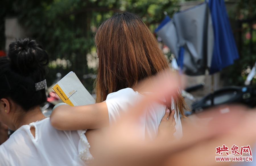 兩名看守?cái)偽坏呐⒁娪浾吲恼针x開現(xiàn)場(chǎng)。