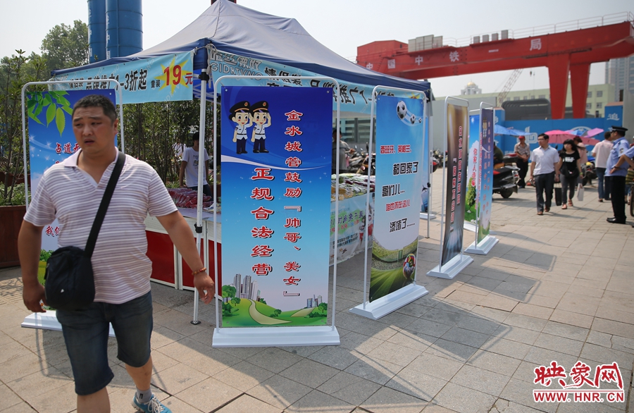 攤位被“圍觀”后，沒(méi)有一單生意，過(guò)往市民叫好。