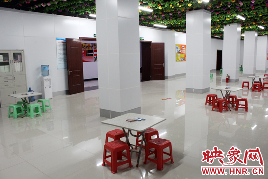 為了給市民納涼避暑創(chuàng)造舒適的環(huán)境，今年鄭州市人防辦加大了投入，對(duì)納涼點(diǎn)進(jìn)行了升級(jí)改造