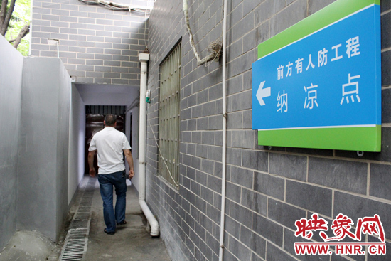 在每一處納涼點(diǎn)均有醒目標(biāo)志，市民可就近前往。