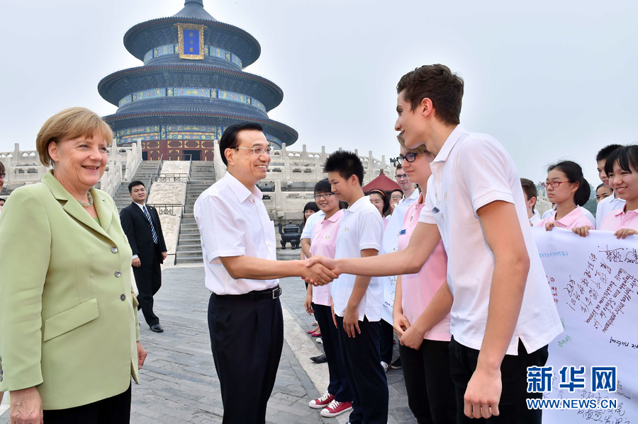 李克強同默克爾與青少年代表親切交流。