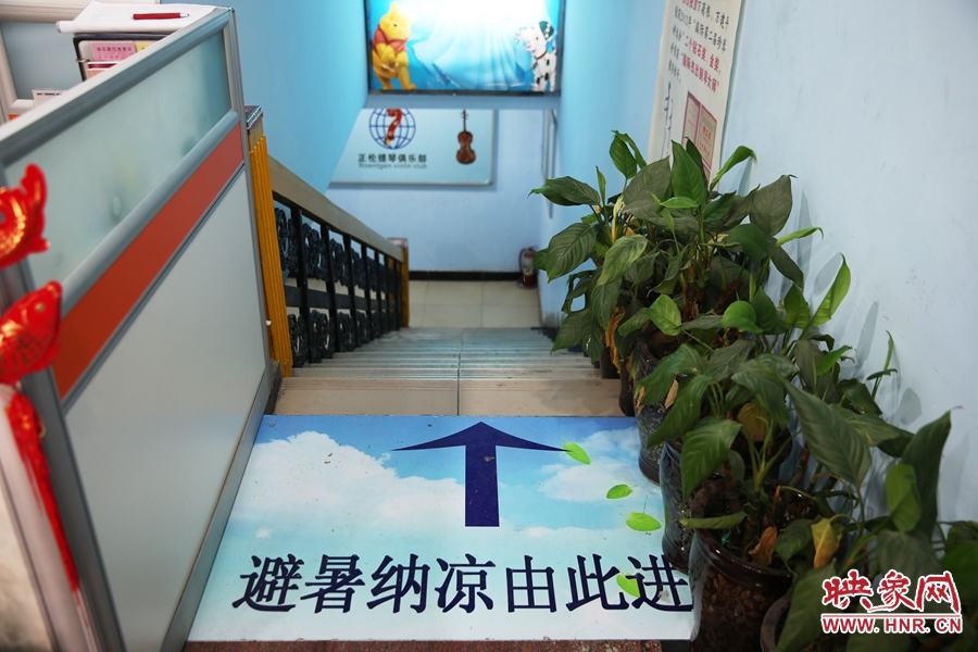 金水區(qū)人防（珠江琴行）納涼點(diǎn)入口處的明顯標(biāo)識(shí)。