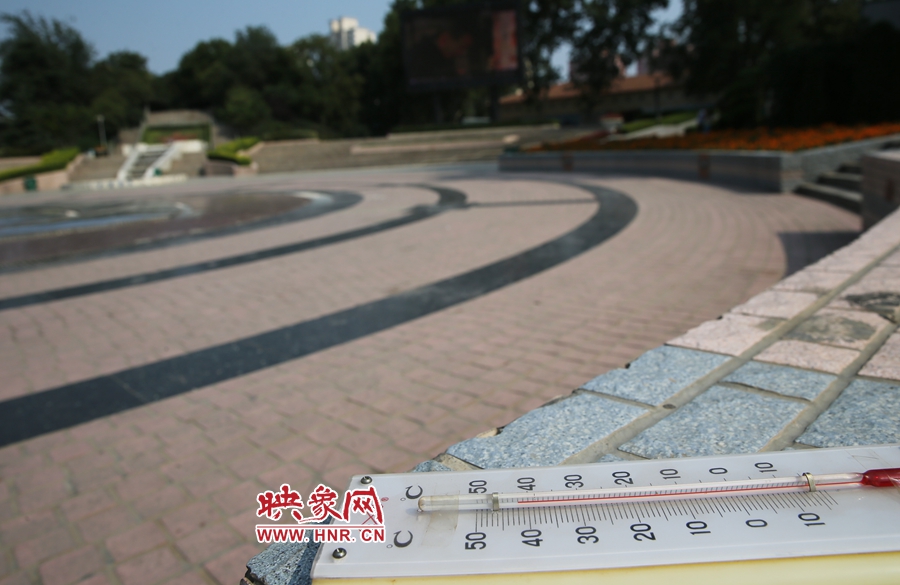 7月8日下午15時(shí)46分，紫荊山公園地表溫度為42度（溫度計(jì)放置地面測(cè)量），比人防納涼處高17度。