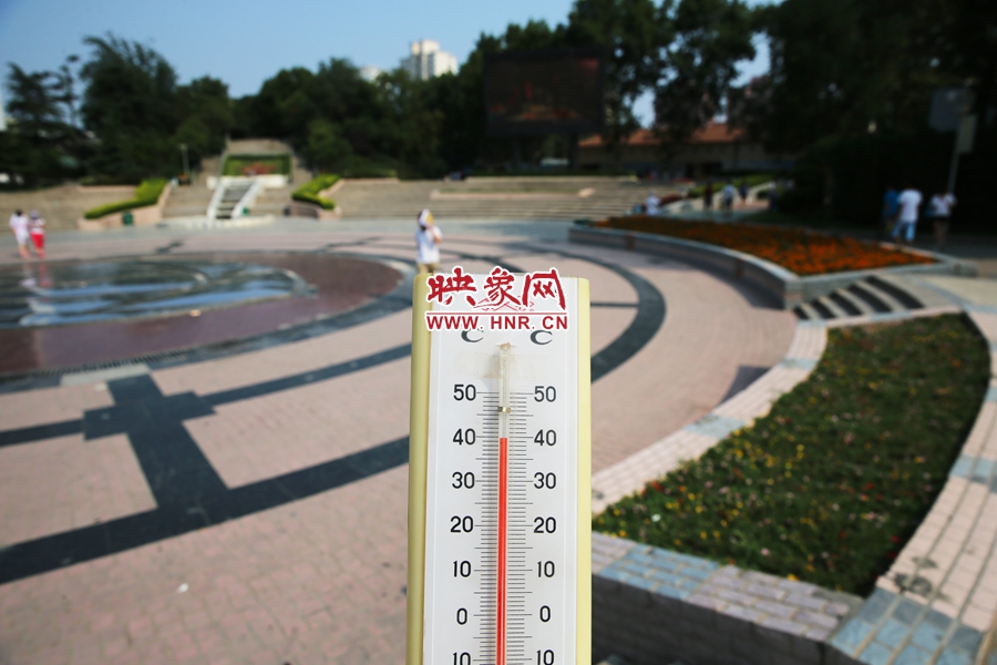 7月8日下午，紫荊山公園氣溫為39度（溫度計(jì)懸空測(cè)量），相比人防納涼處高14度。