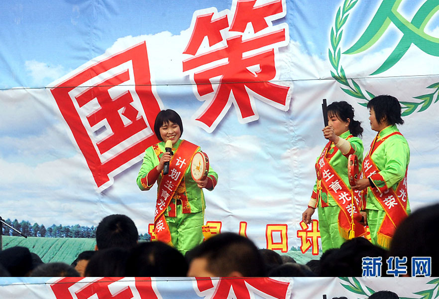 說(shuō)唱演員在河南省寶豐縣街頭宣傳計(jì)劃生育政策（2008年2月19日攝）。