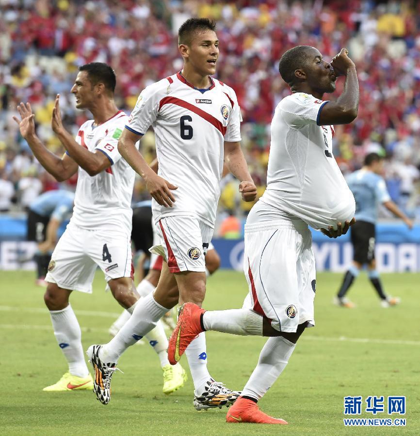 6月14日，哥斯達(dá)黎加隊(duì)球員喬·坎貝爾（右一）進(jìn)球后將足球塞進(jìn)衣服內(nèi)慶祝。