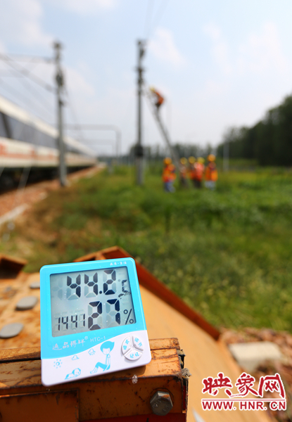 剛開始工作20分鐘，戶外溫度已經(jīng)達到44.2℃