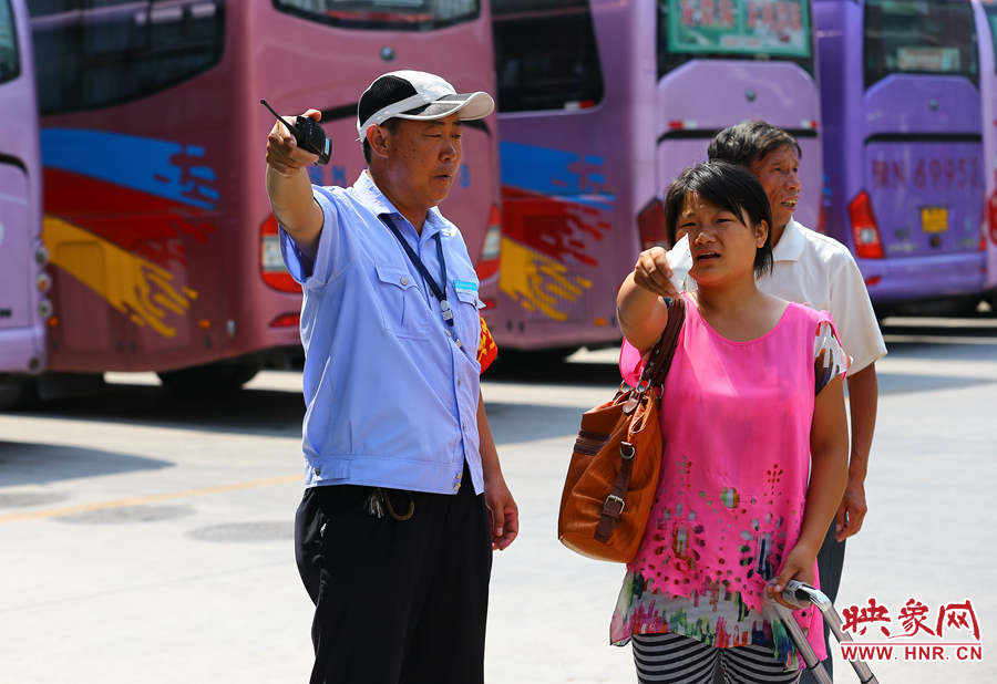 指揮調(diào)度期間，不停的有乘客咨詢乘車問(wèn)題，調(diào)度員都是耐心的給他們解答