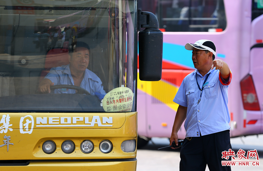 車場(chǎng)內(nèi)眾多汽車發(fā)動(dòng)機(jī)的噪音，使得調(diào)度員和司機(jī)交流都需要加大音量