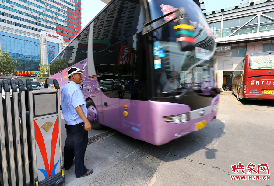 車場(chǎng)內(nèi)車輛順暢時(shí)，調(diào)度員還要在門口迎車指揮