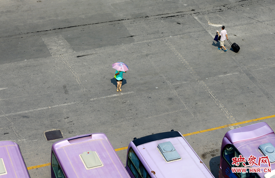 酷暑的陽(yáng)光，常常曬化車站內(nèi)地面的瀝青，乘車的旅客都是匆匆而過(guò)，不愿過(guò)多停留。