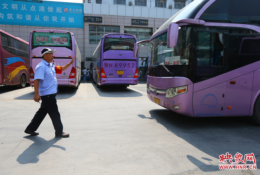 龐大的長(zhǎng)途客車，在調(diào)度員的指揮下井井有條