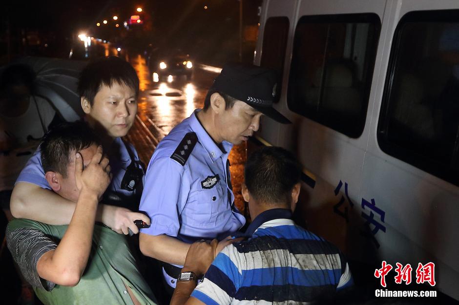 7月24日晚,南京警方將查獲的酒后駕駛車輛的男子控制,該男子涉嫌酒后駕車、肇事逃逸。