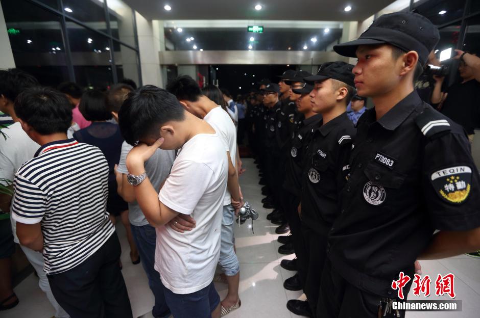 7月24日晚,南京警方將抓獲的以福建、江西、河南、湖北、黑龍江等多個外省市的涉及傳銷人員集中帶回。