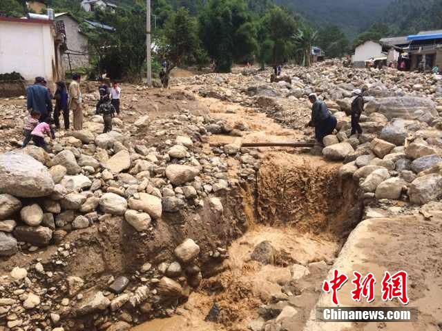7月28日,云南省保山市隆陽(yáng)區(qū)瓦房鄉(xiāng)喜坪村上坪小組發(fā)生山洪災(zāi)害,造成3戶(hù)人家9人被沖走。