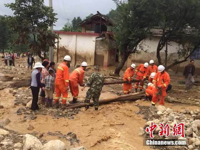 7月28日,云南省保山市隆陽(yáng)區(qū)瓦房鄉(xiāng)喜坪村上坪小組發(fā)生山洪災(zāi)害,造成3戶(hù)人家9人被沖走。