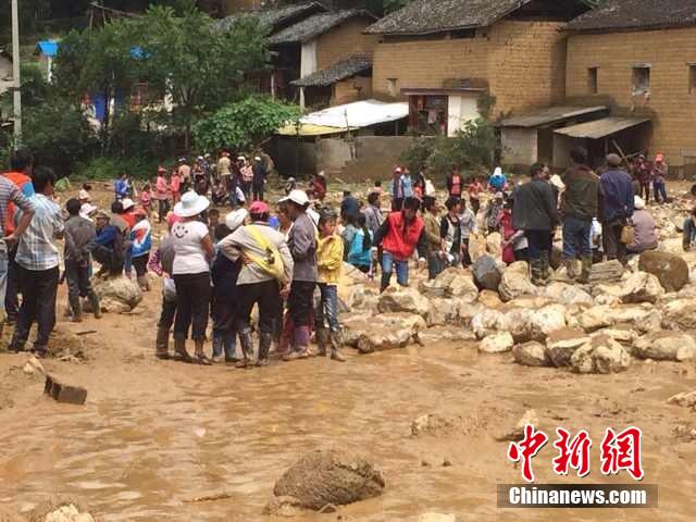 7月28日,云南省保山市隆陽(yáng)區(qū)瓦房鄉(xiāng)喜坪村上坪小組發(fā)生山洪災(zāi)害,造成3戶(hù)人家9人被沖走。