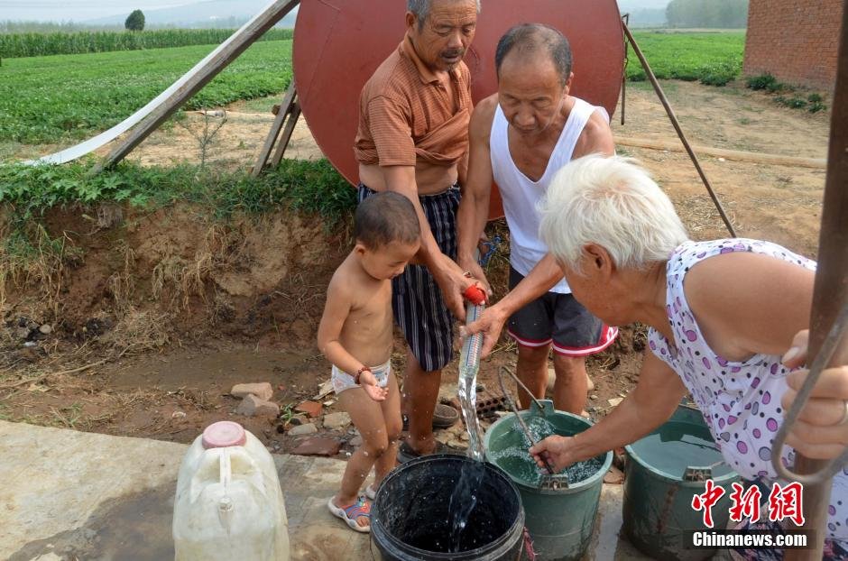 逾1200位村民只能依靠當(dāng)?shù)厮块T新打的一口深80米的機(jī)井取水飲用。