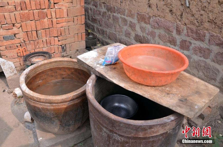 每天排隊取水，廢水循環(huán)使用已成為該村老少的生活習(xí)慣。