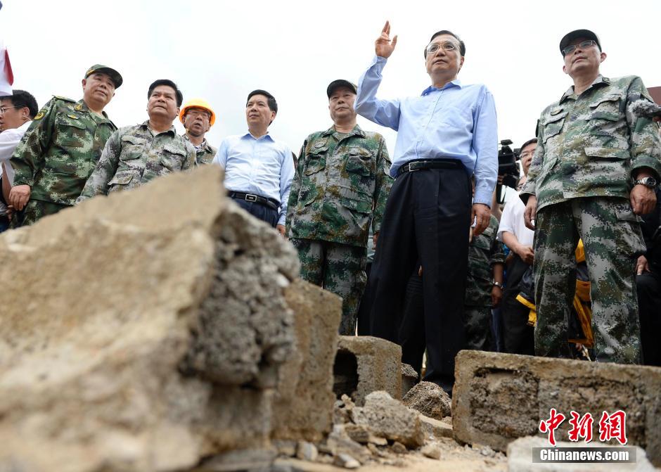 李克強總理察看震中災(zāi)情為生命讓路