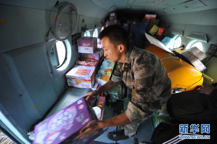  8月5日，在魯?shù)榭h龍頭山鎮(zhèn)，部隊官兵從直升機上卸載救災物資。