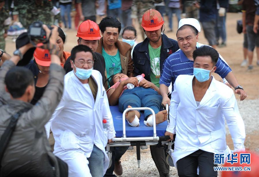 8月5日，在魯?shù)榭h龍頭山鎮(zhèn)，醫(yī)護人員準備將傷員轉運到直升機。