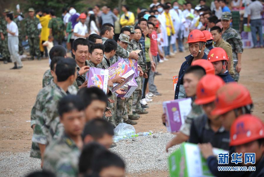 8月5日，在魯?shù)榭h龍頭山鎮(zhèn)，當?shù)孛癖D運從直升機上卸載的救災物資。